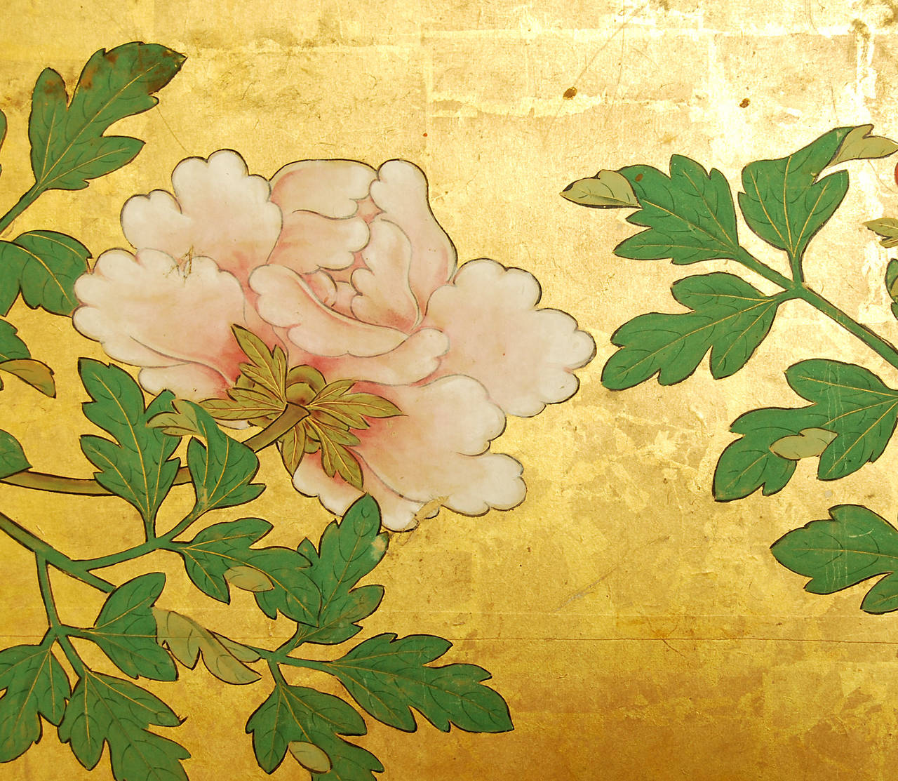Päonien-Landschaftsschirme der Kano-Schule aus dem späten 17. Jahrhundert. Einer von zwei signierten Bildschirmen: Hogan Josen Fujiwara Chikanobu Hitsu - Kano Chikanobu (Shushin) (1660 - 1728).

MATERIALIEN: Tinte und Pigment auf Blattgold und