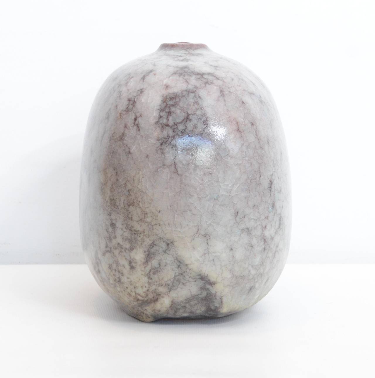 Japanese ceramic vase by Yasuda Zenko (b. 1926), 20th century.

Dimensions: H 20.5 cm x W 21 cm x D 14 cm.

A well respected 20th century Japanese potter, Yasuda Zenko studied at the Kyoto Craft-Fabric University where he specialized in the making