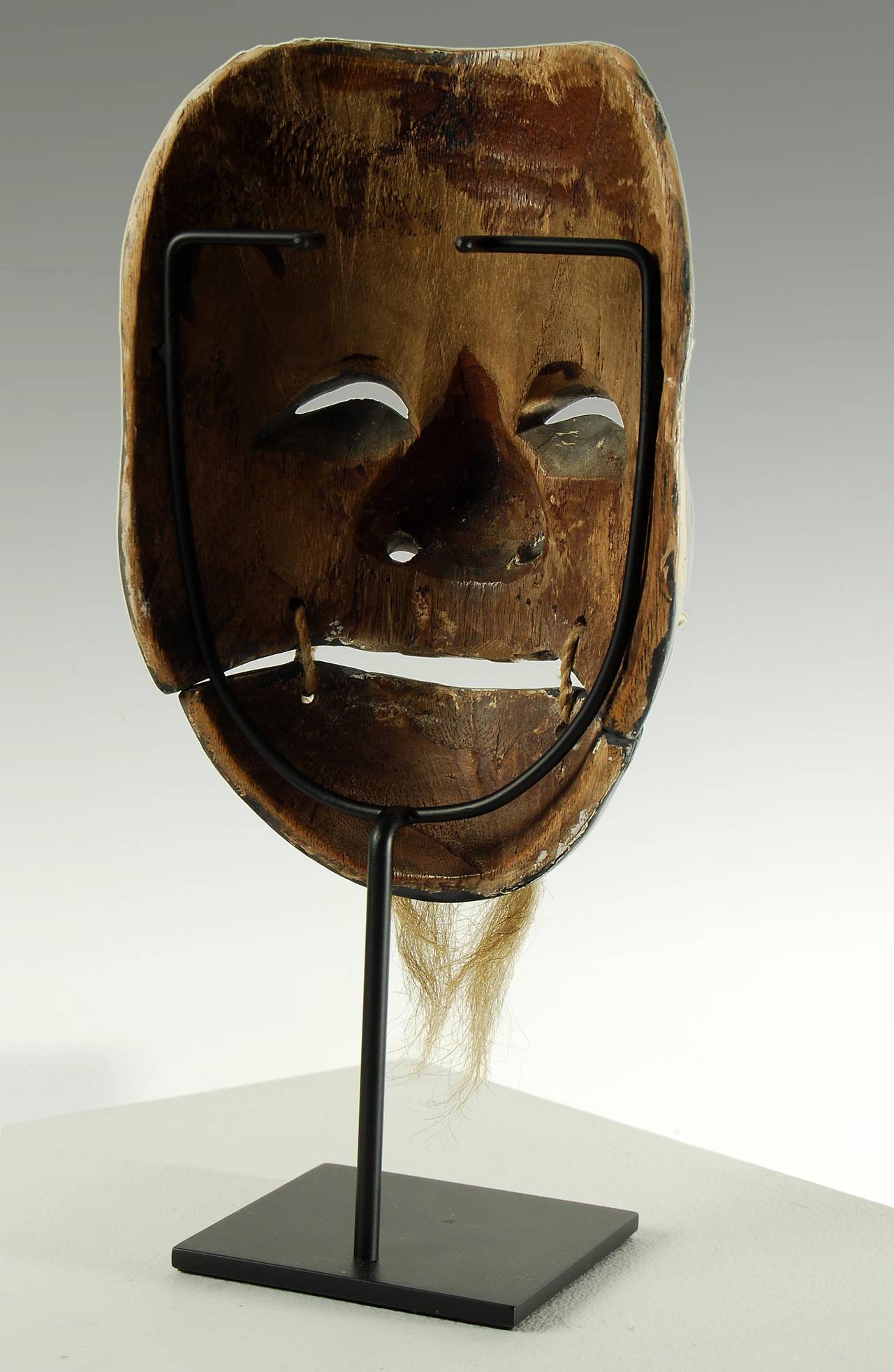 Antique Japanese carved and lacquered Noh Theatre mask on stand, Edo period, 18th Century.

Dimensions: H 21 cm x W 14 cm x D 8 cm.
