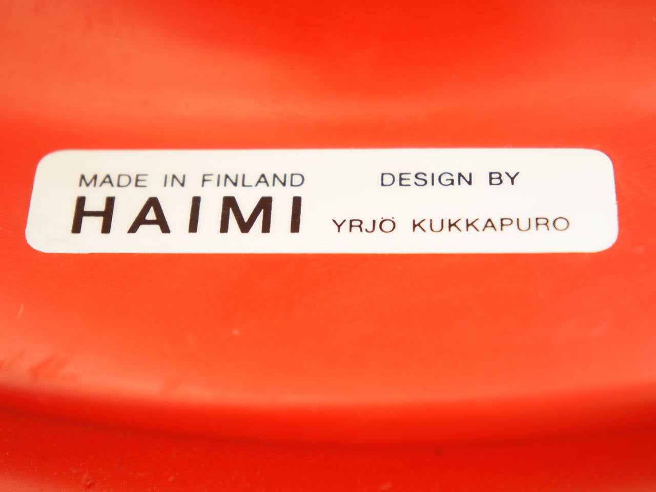 Yrjo Kukkapuro 'lipstick' red lacquered saturnus side table, fibreglass. manufactured by Haimi, Finland, circa 1970.