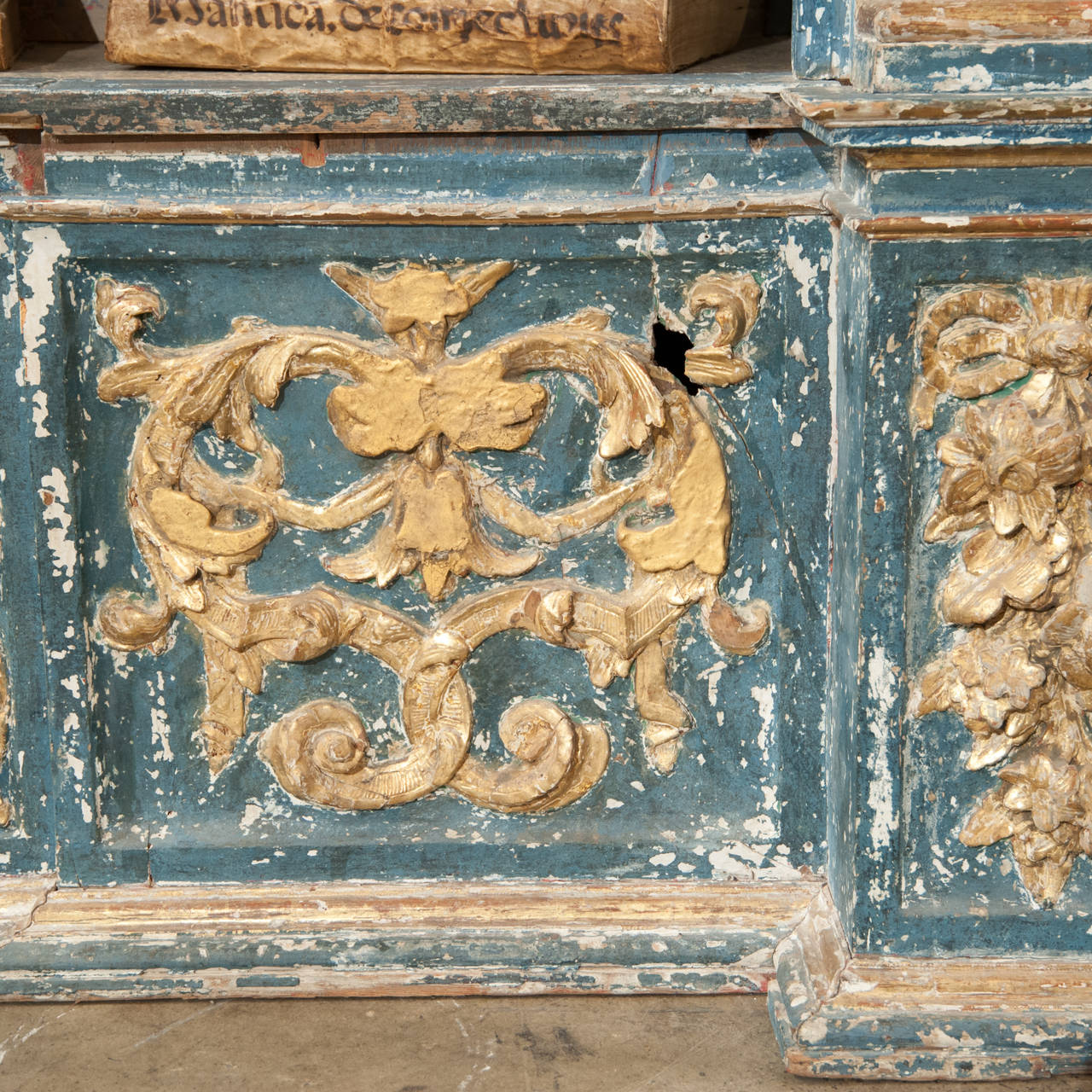 Italian 17th Century Boiserie Bookcase in Original Parcel Water Gilt and Cobalt For Sale 5