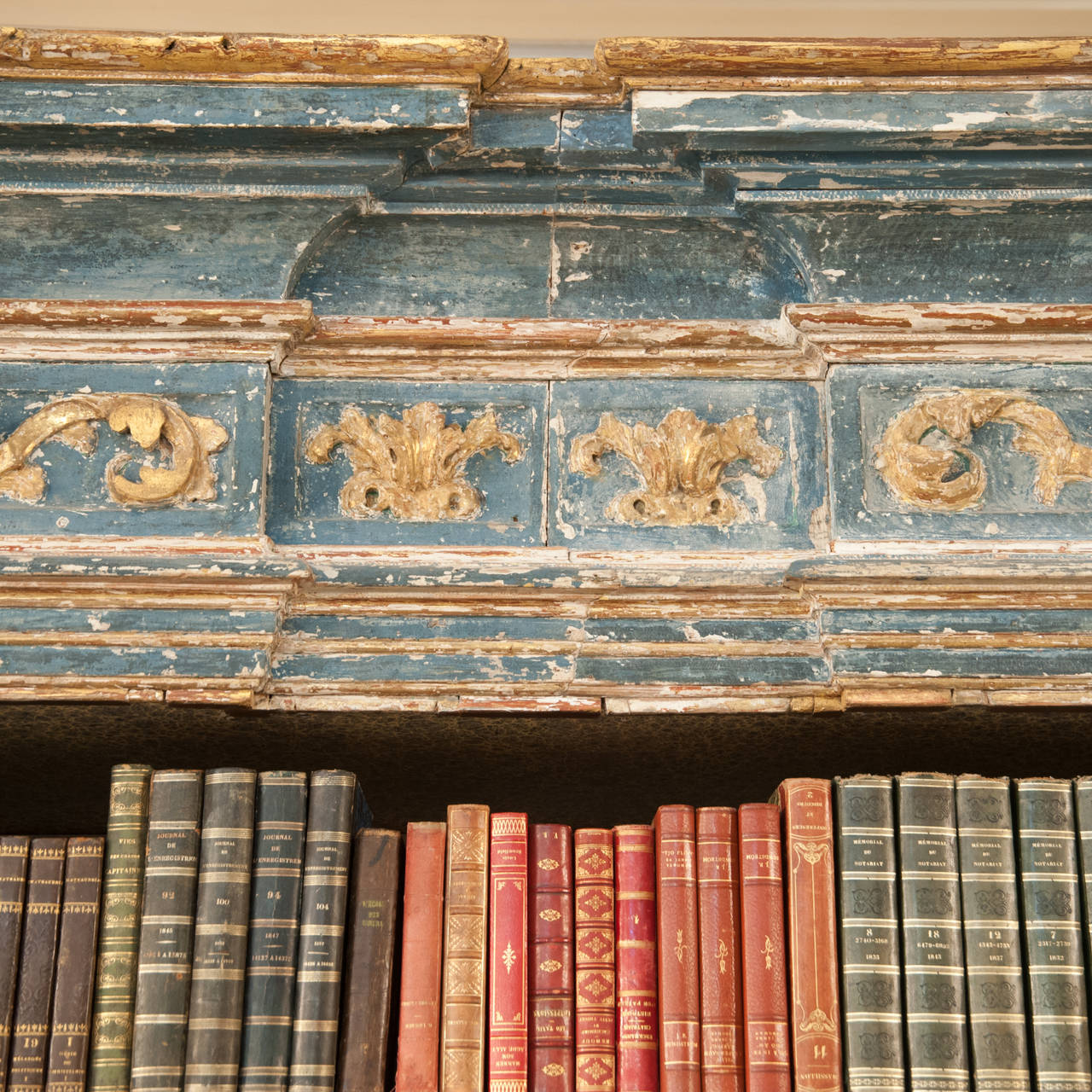 Italian 17th Century Boiserie Bookcase in Original Parcel Water Gilt and Cobalt For Sale 1