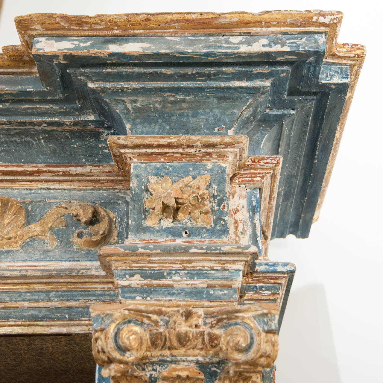 Italian 17th Century Boiserie Bookcase in Original Parcel Water Gilt and Cobalt In Good Condition For Sale In Sydney, NSW