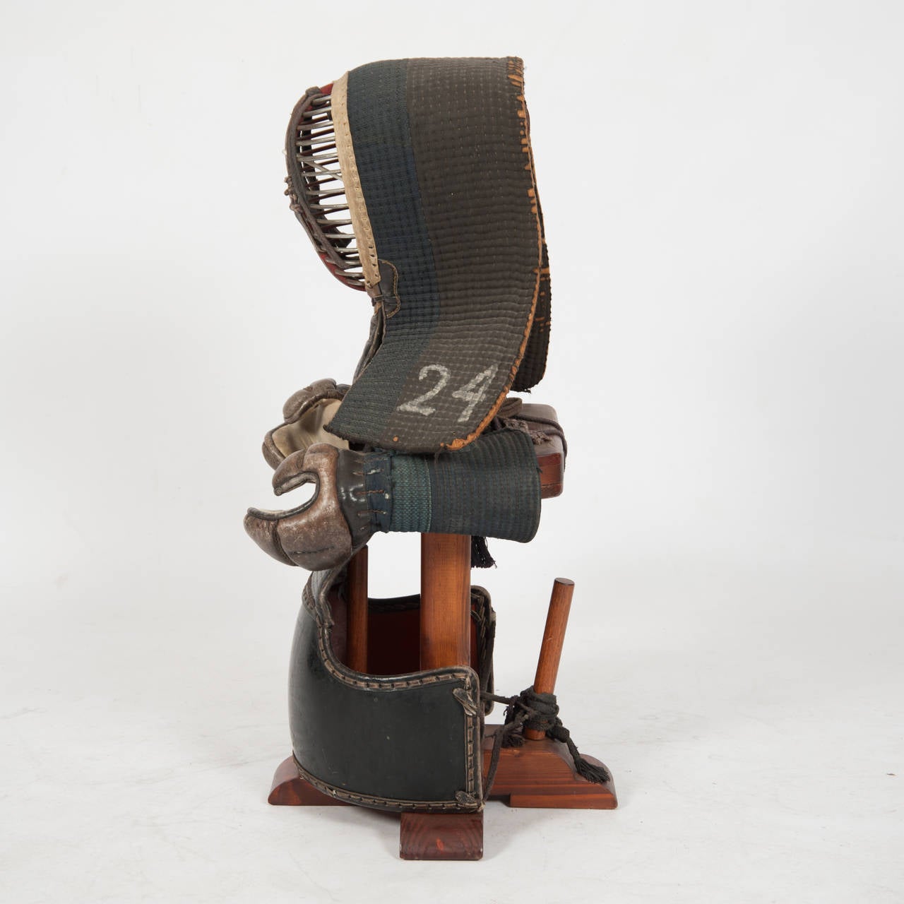 Armatura da kendo anni '50 con pezzi: Casco da uomo, corpo e guanti Kote su un supporto di legno 

Altezza 840 
Lunghezza 480 
Profondità 400