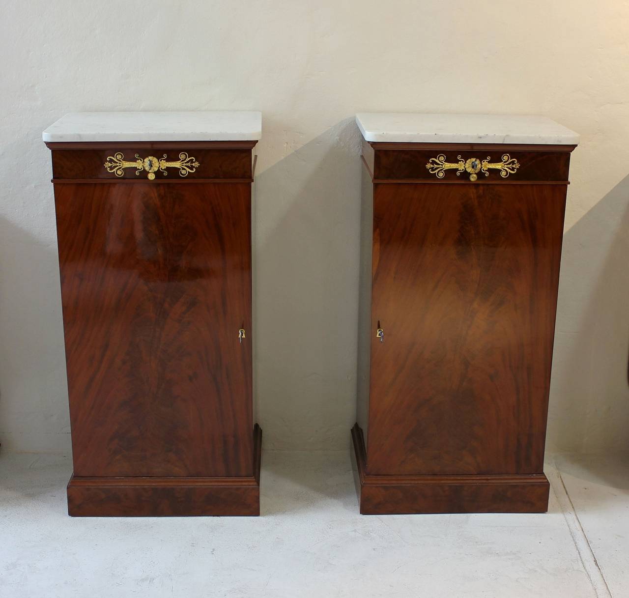 Early 19th Century Pair of Jacob French Empire Flame Mahogany Marble-Top Pedestal Cabinets
