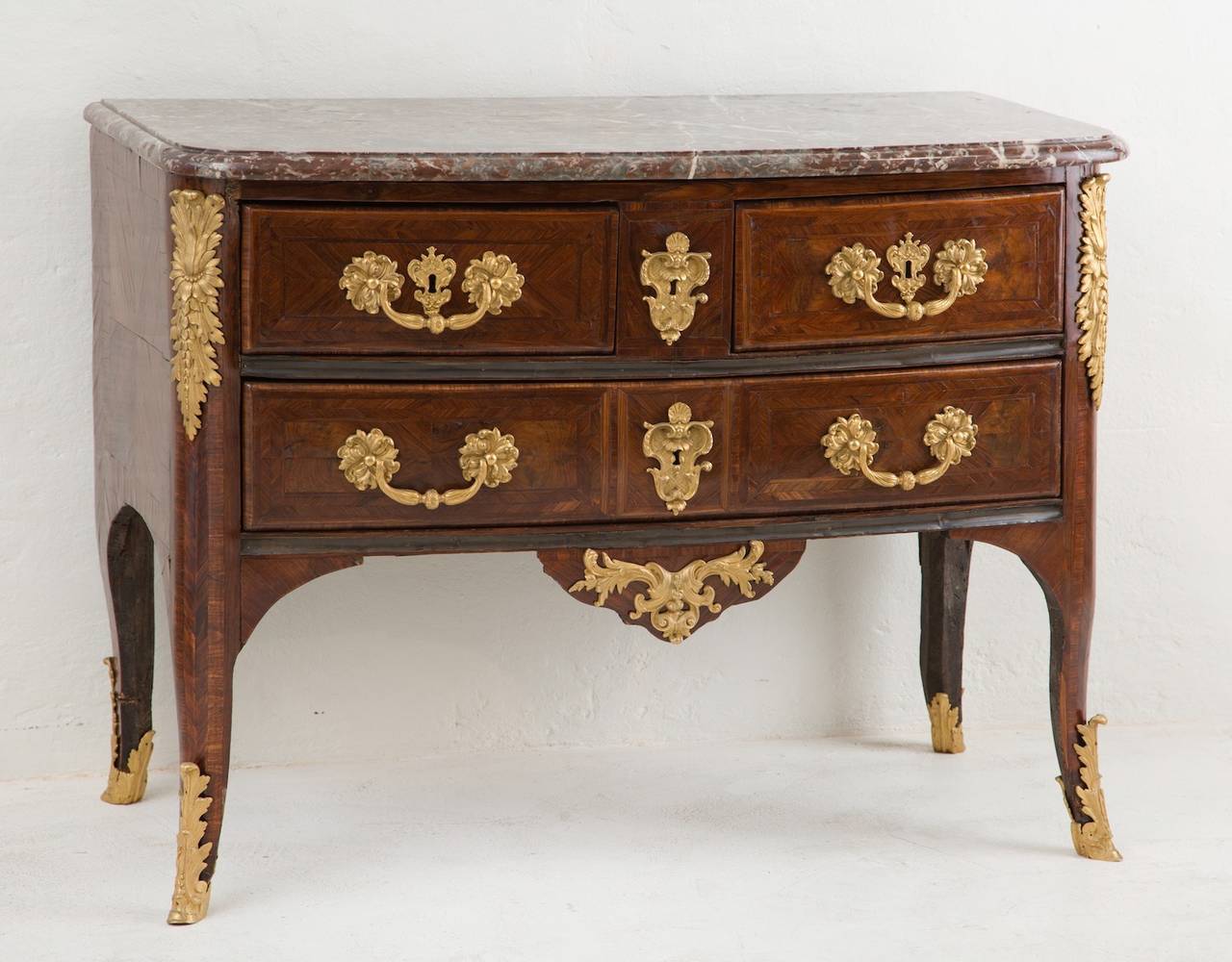 French RéGence Ormolu-Mounted Amaranth Parquetry Commode In Fair Condition For Sale In Banksmeadow, NSW