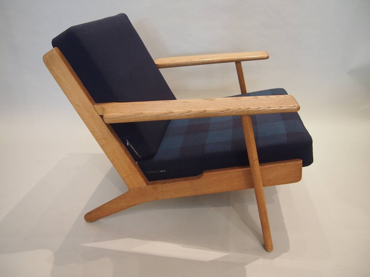 Plank chair Model GE290 by Hans Wegner for Getama, Denmark. With original fabric to the cushions. Oak frame. The fabric on these chairs are in remarkable condition, there is one small wear mark on the front cushion edge of the chair as shown.