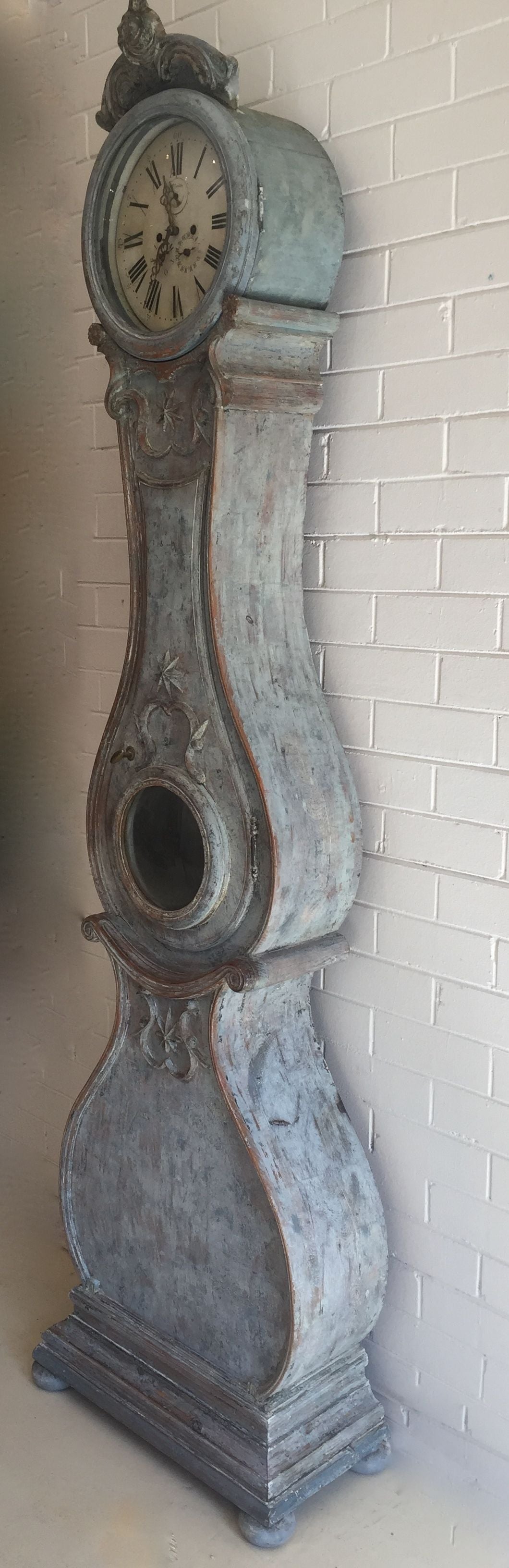 Beautiful Early Swedish painted Mora clock signed by the clockmaker P. ERIKSON. 

The case of this clock has exceptional hand carved detailing and retains
the original pale blue paintwork.
This is a very nice example of the Swedish Mora Clock.