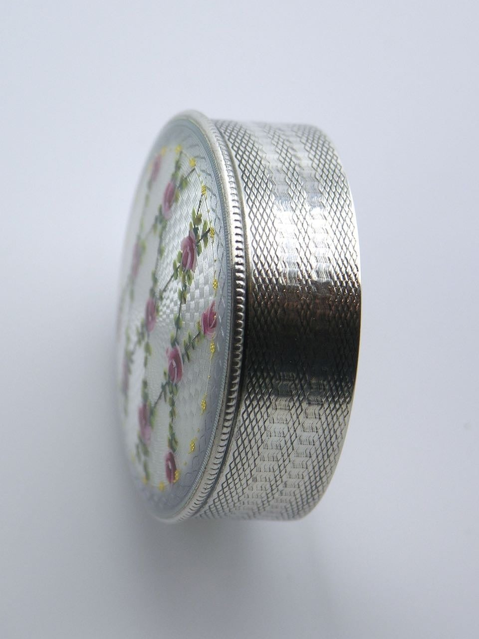 Enameled Solid silver and enamel round box with lattice of roses For Sale