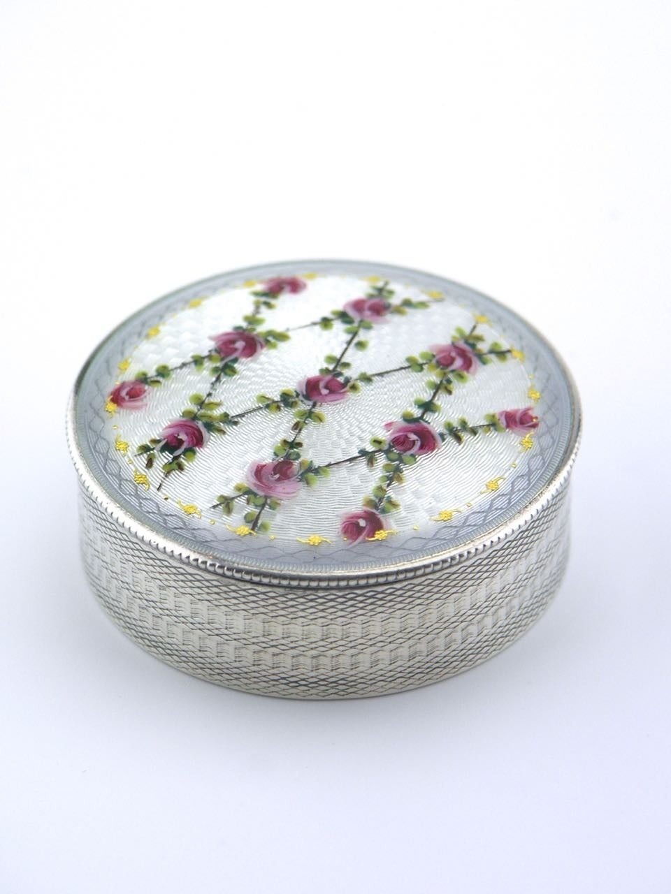 Early 20th Century Solid silver and enamel round box with lattice of roses For Sale