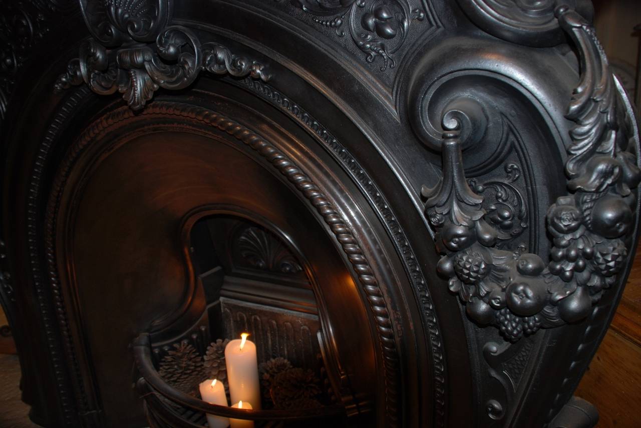 Mid-Victorian Cast Iron Fire Place In Excellent Condition For Sale In Sydney, Australia