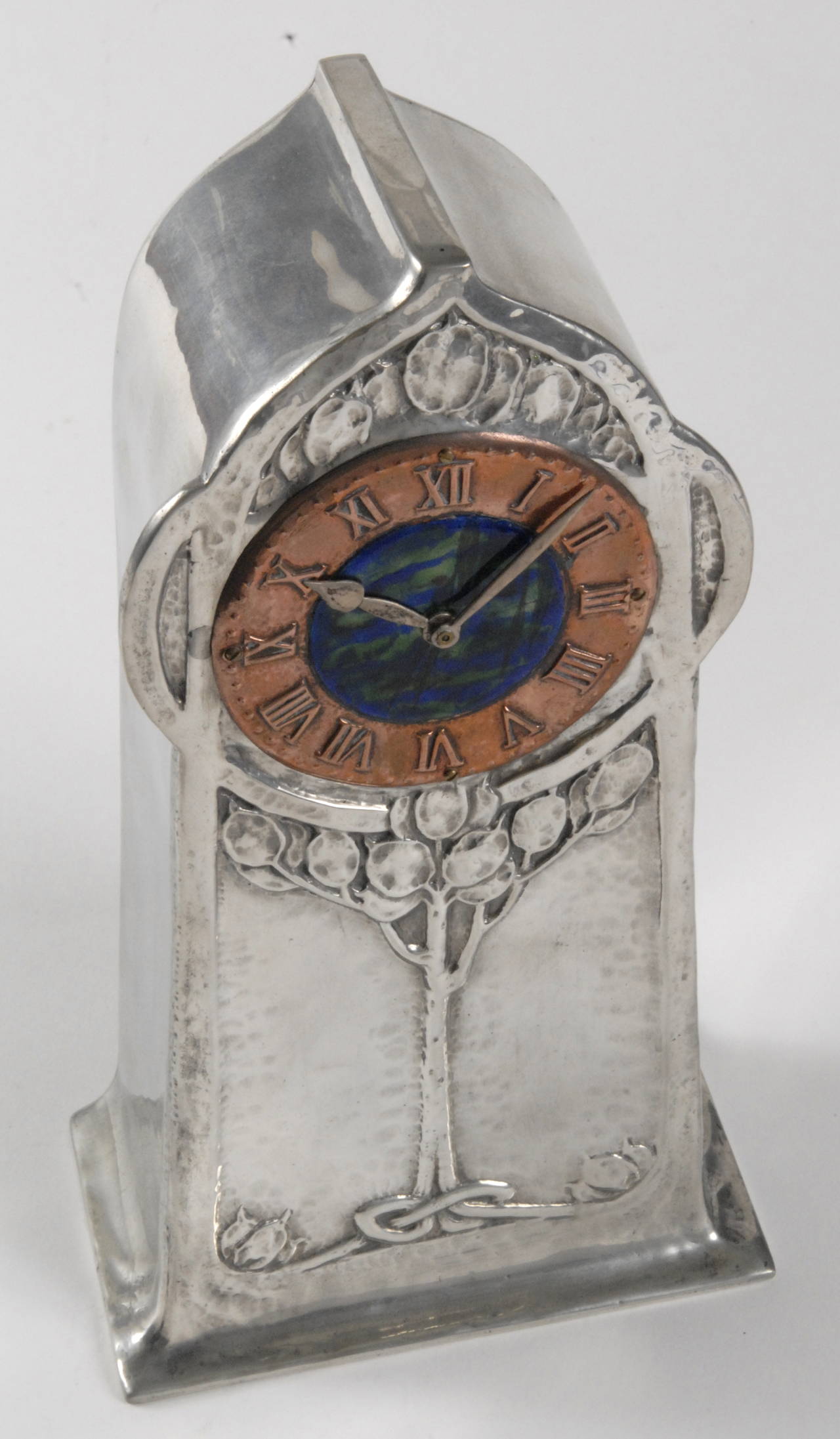Britannique Horloge Liberty Arts & Crafts Liberty en étain de David Veasey, 1903 en vente