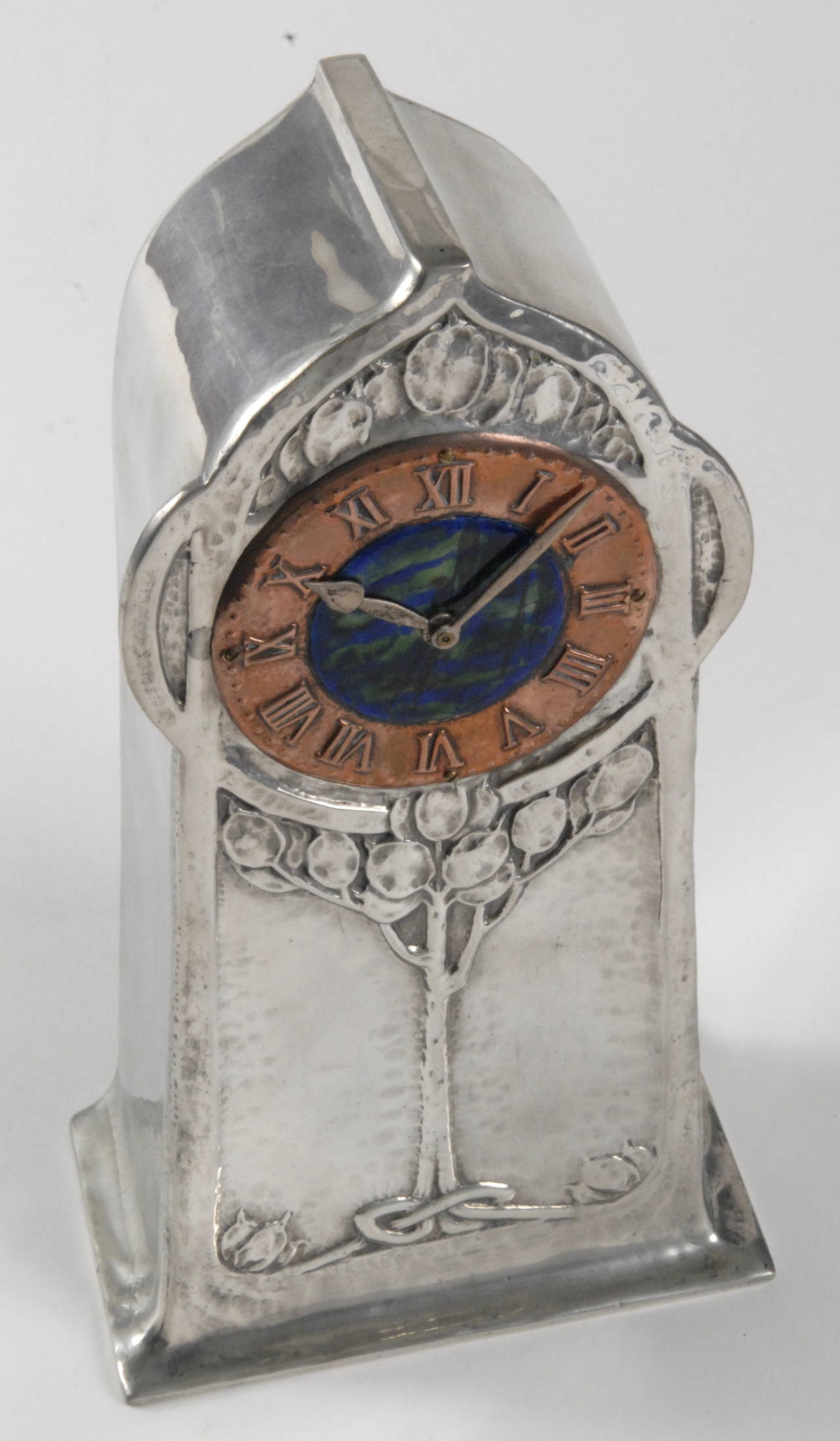 Arts and Crafts Horloge Liberty Arts & Crafts Liberty en étain de David Veasey, 1903 en vente