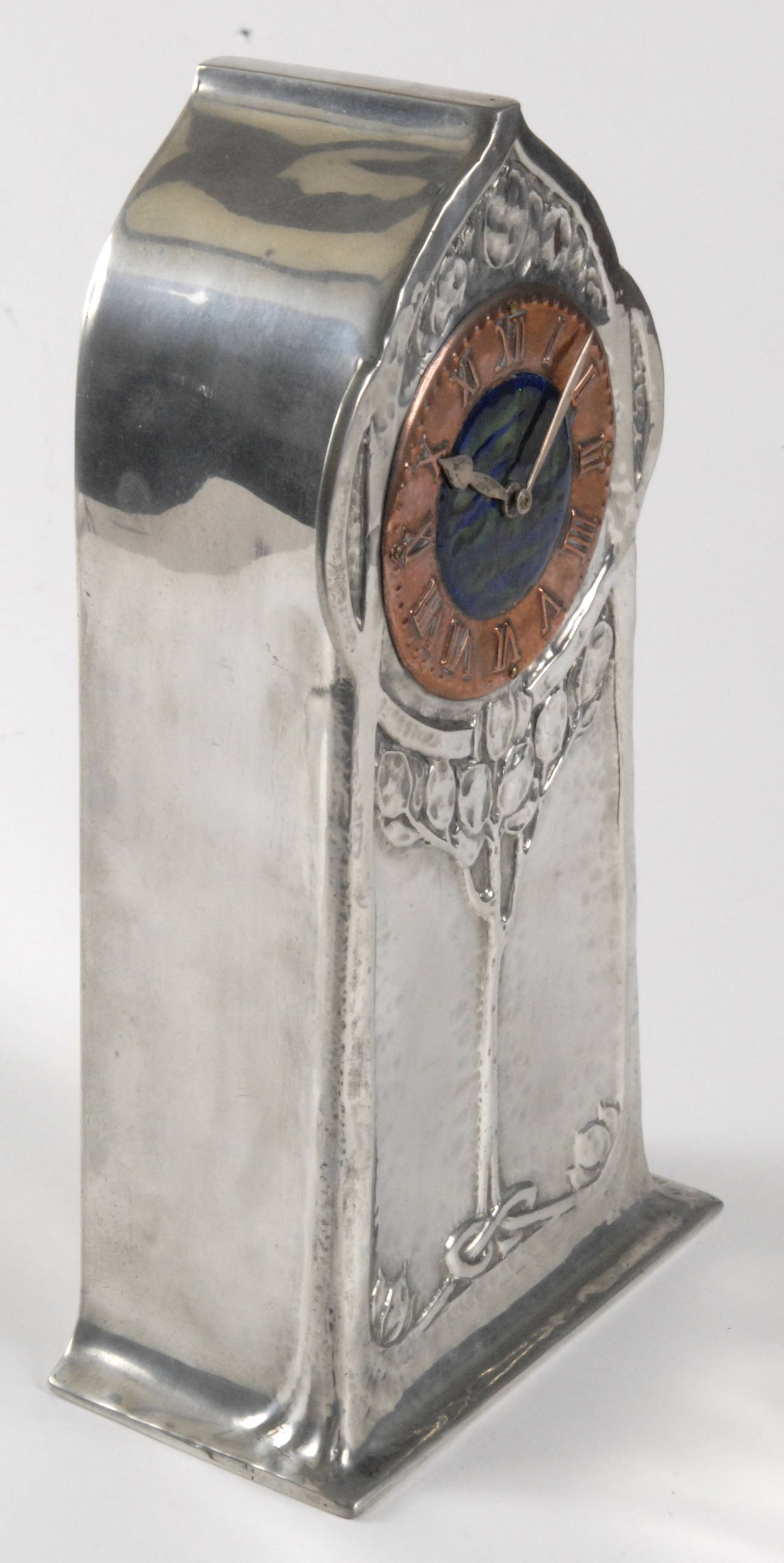 Embossé Horloge Liberty Arts & Crafts Liberty en étain de David Veasey, 1903 en vente