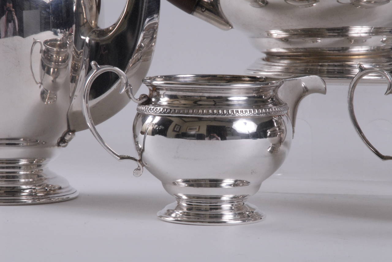 Un servizio completo da tè e caffè in argento sterling di Hardy Bros. Sydney, che comprende una teiera, una caffettiera, un bollitore per l'acqua calda, una zuccheriera e una lattiera. Decorate con un motivo di metà secolo con corpi semplici e basi