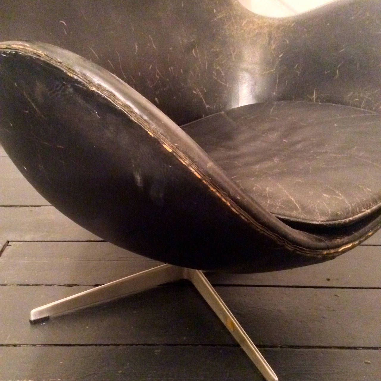 Early Egg Chair by Arne Jacobsen for Fritz Hansen In Fair Condition In London, GB