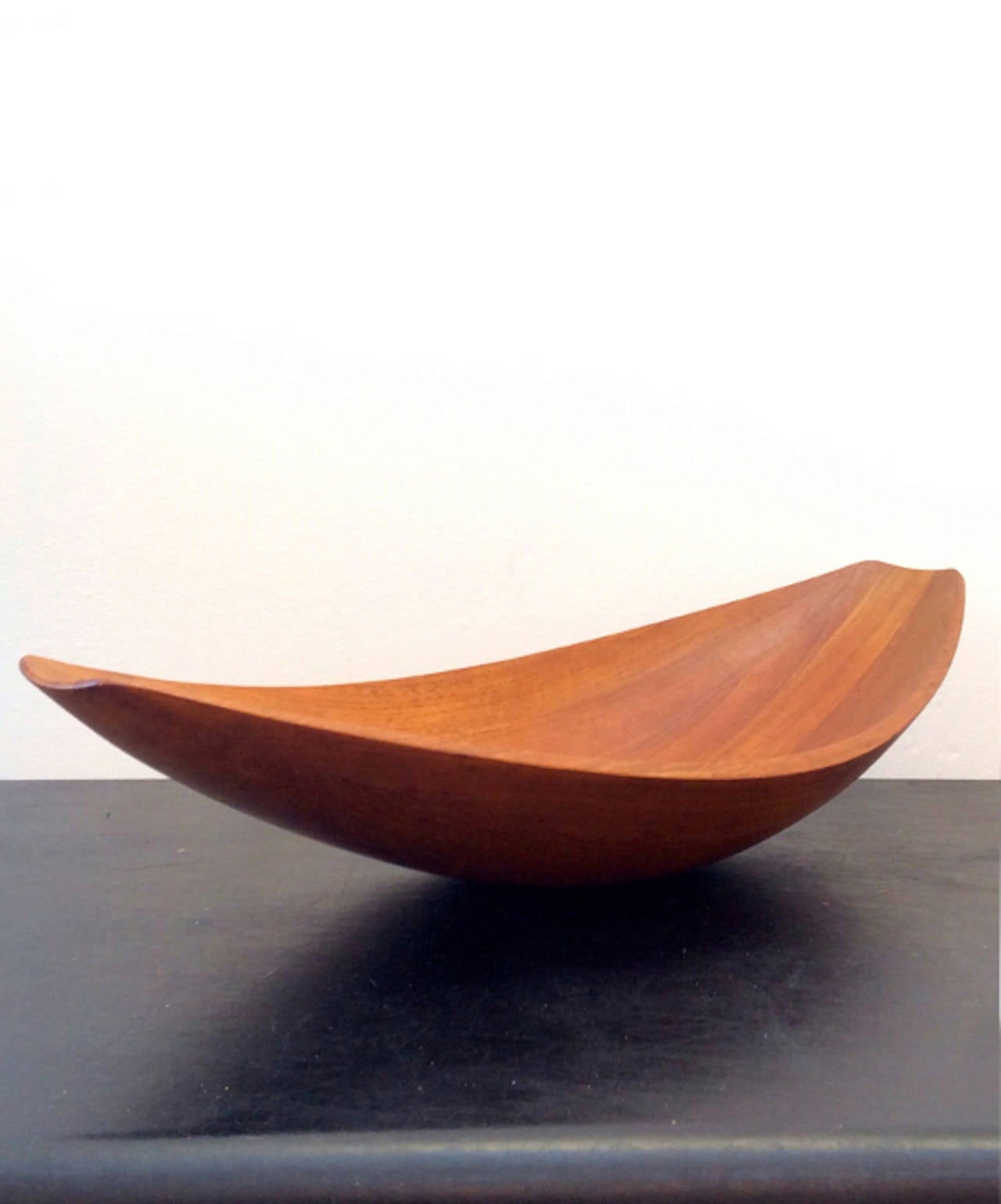 Staved solid teak canoe-shaped fruit bowl by Jens Quistgaard for Dansk.  Denmark 1960s.

Elegant design in very nice original condition, with good patina and 