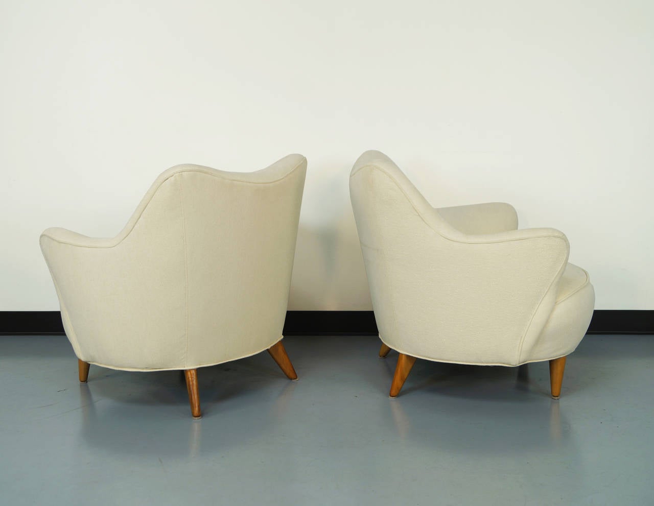 Stunning pair of vintage barrel lounge chairs designed by Vladimir Kagan.

Literature: The Complete Kagan: A Life of Avant-Garde Design, Kagan, PPG 74-75.