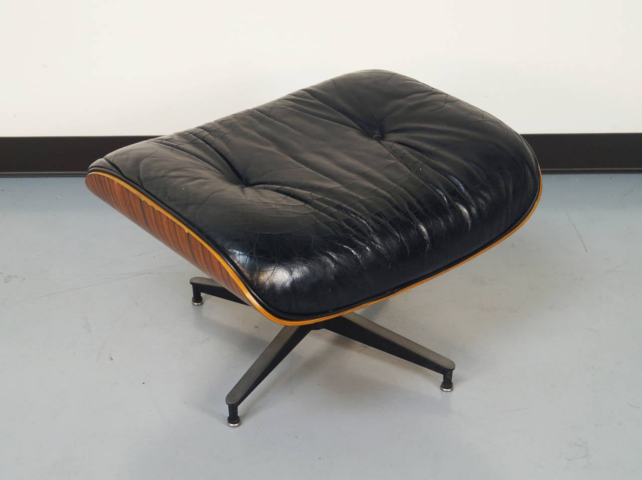 Rosewood Charles Eames Lounge Chair and Ottoman for Herman Miller In Good Condition In North Hollywood, CA