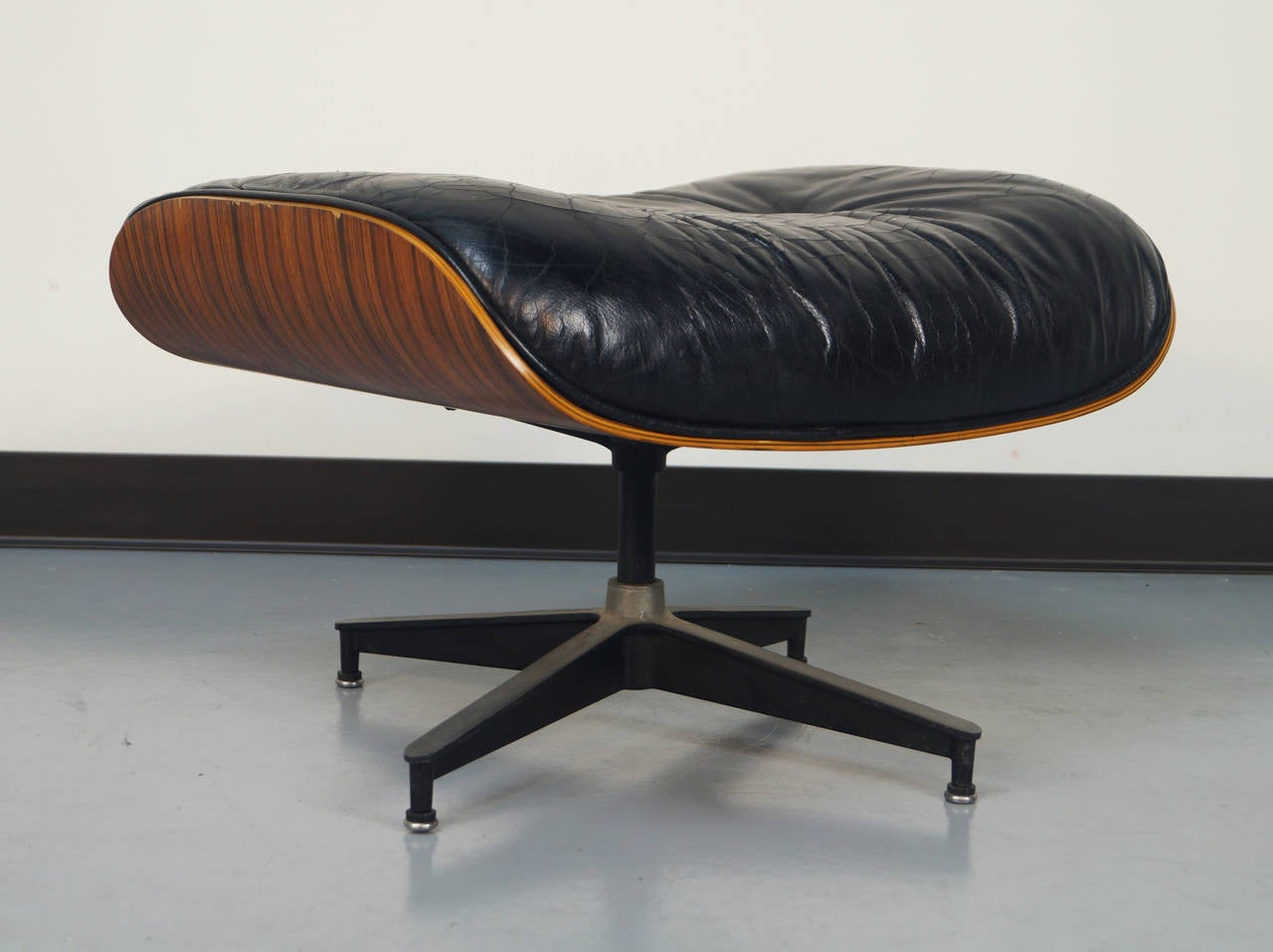 Late 20th Century Rosewood Charles Eames Lounge Chair and Ottoman for Herman Miller