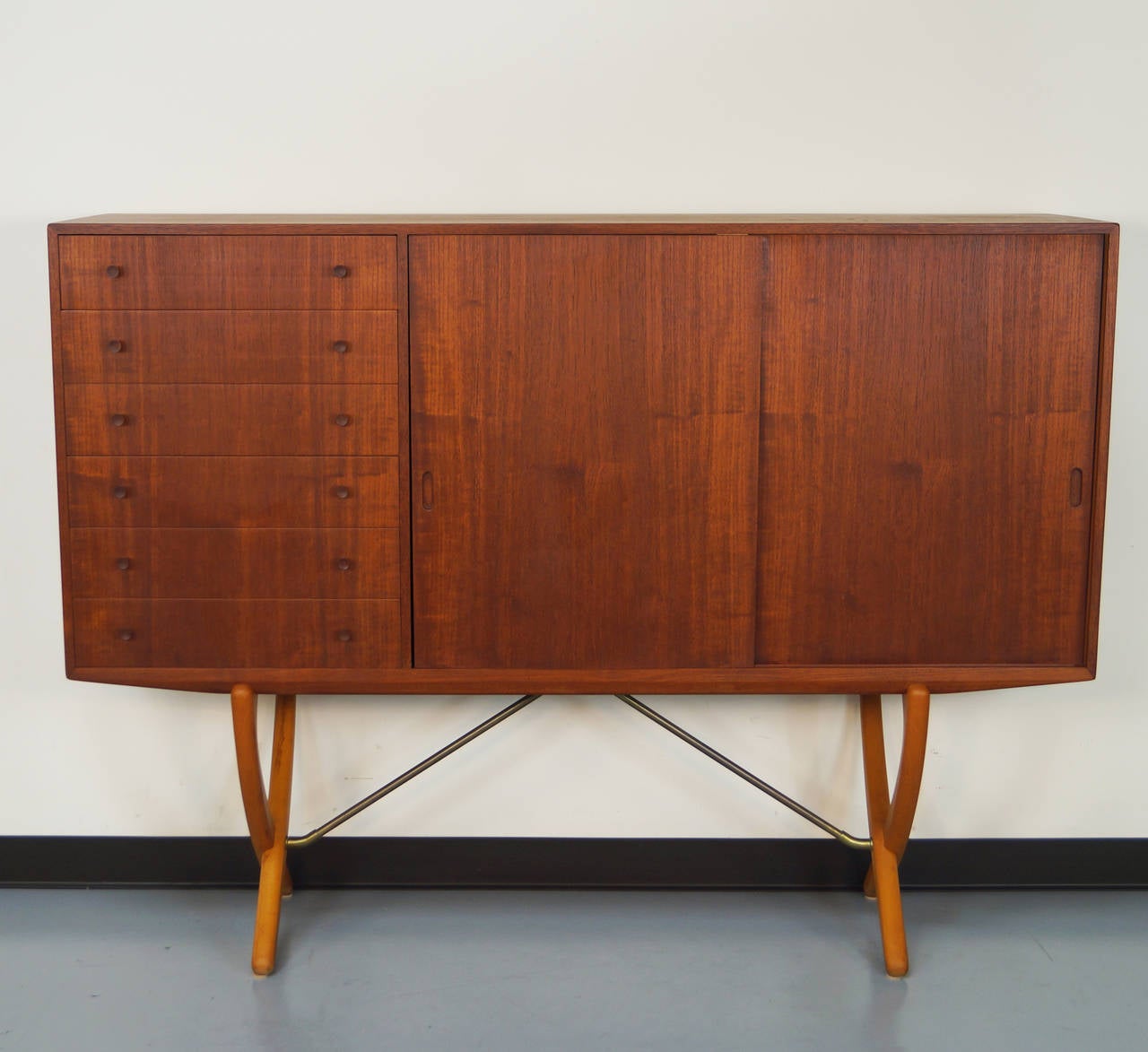 Dänisches "Säbel"-Kredenzmöbel von Hans J. Wegner