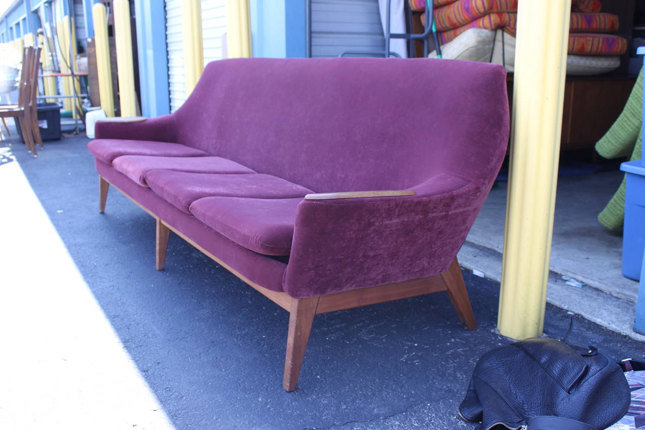 Ample Gorgeous Dux Mid-Century Modern Danish Sofa In Good Condition In Philadelphia, PA