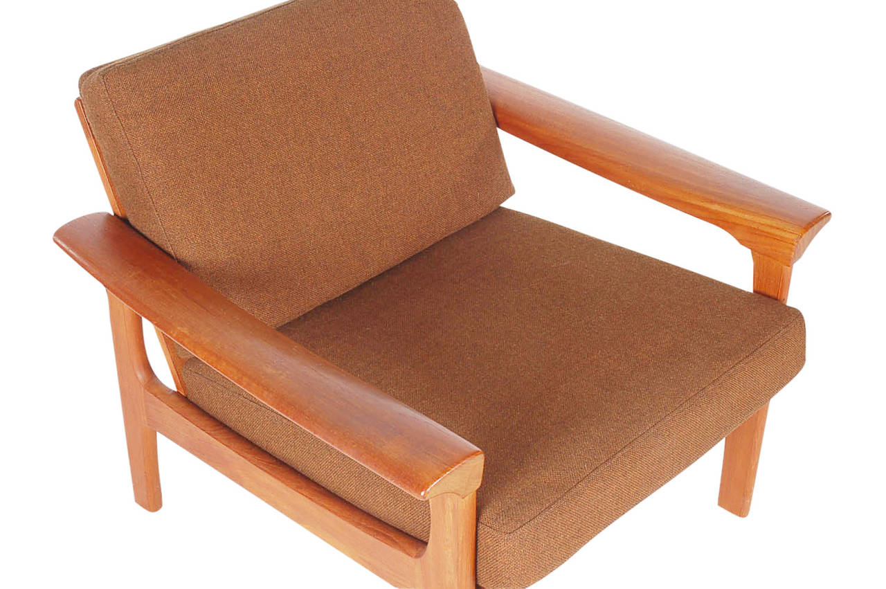 Mid-Century Danish Modern Teak Lounge Chairs in the Manner of Peter Hvidt In Excellent Condition In Philadelphia, PA