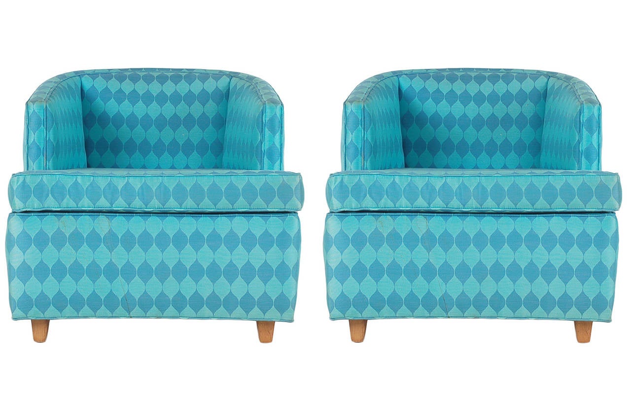 Une superbe paire de fauteuils club de la fin des années 1960 dans le style d'Edward Wormley. La tapisserie présente quelques légères salissures et peut être retapissée au prix de 600 $ par chaise (l'acheteur fournit le tissu).