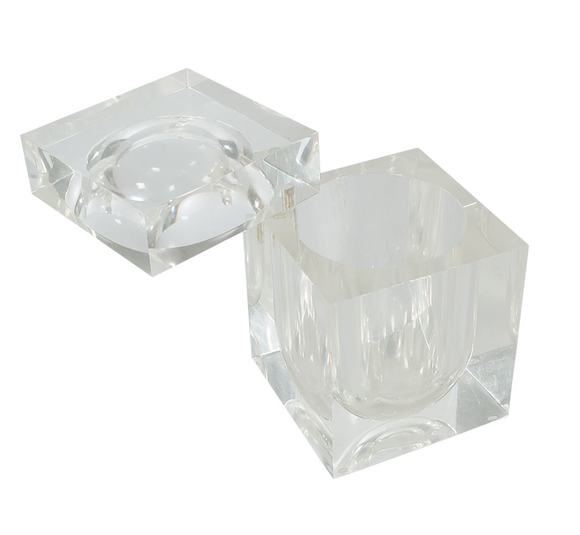 A super thick and high quality ice bucket. It features a swiveling lid and accompanied by acrylic tongs.