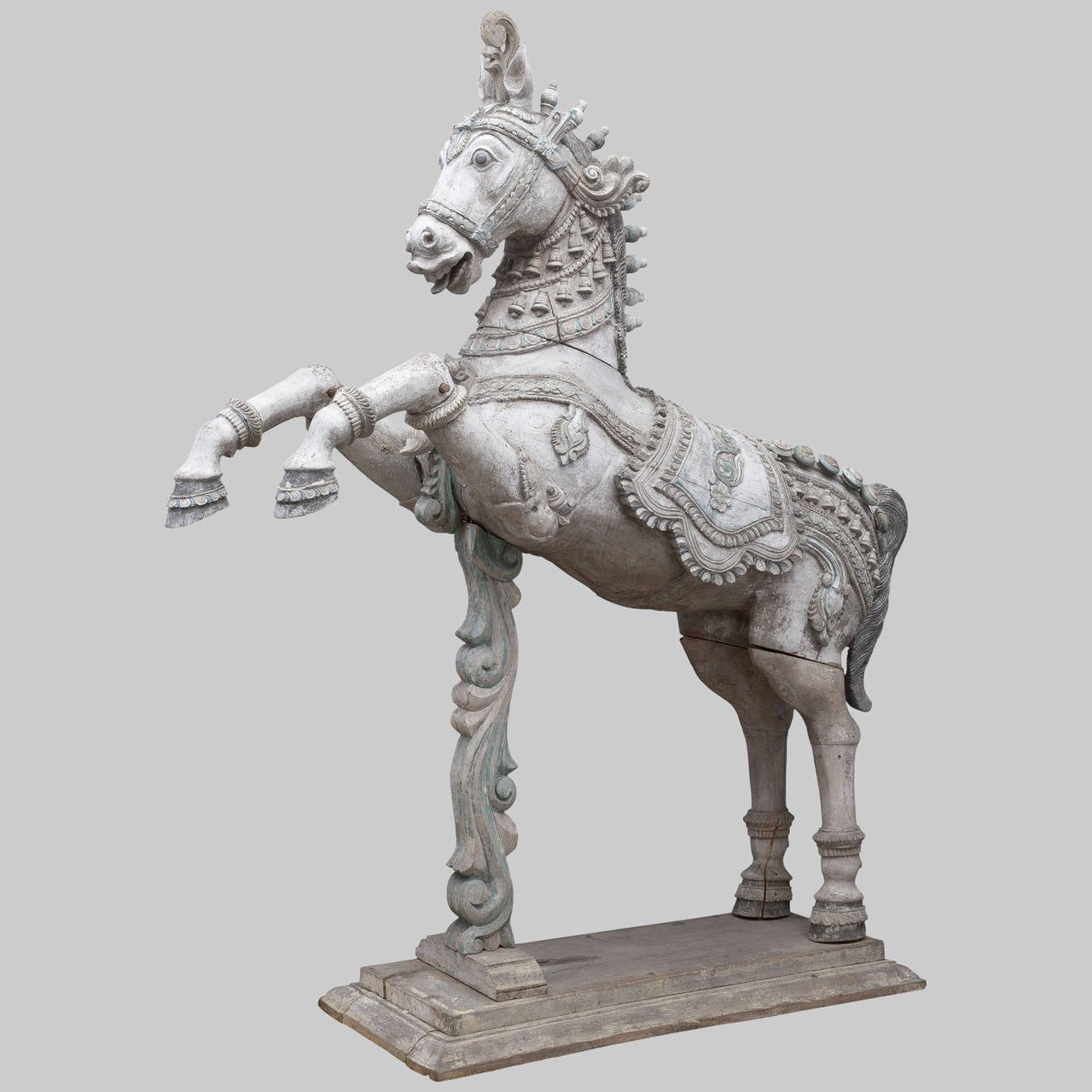 Beautiful indian sculpture representing a horse. The precious teak wood is carved with mastery, and there are trace of polychromy on all the sculpture. All the harness show that this was an horse for a empire parade. Mouth, and nose are carved with