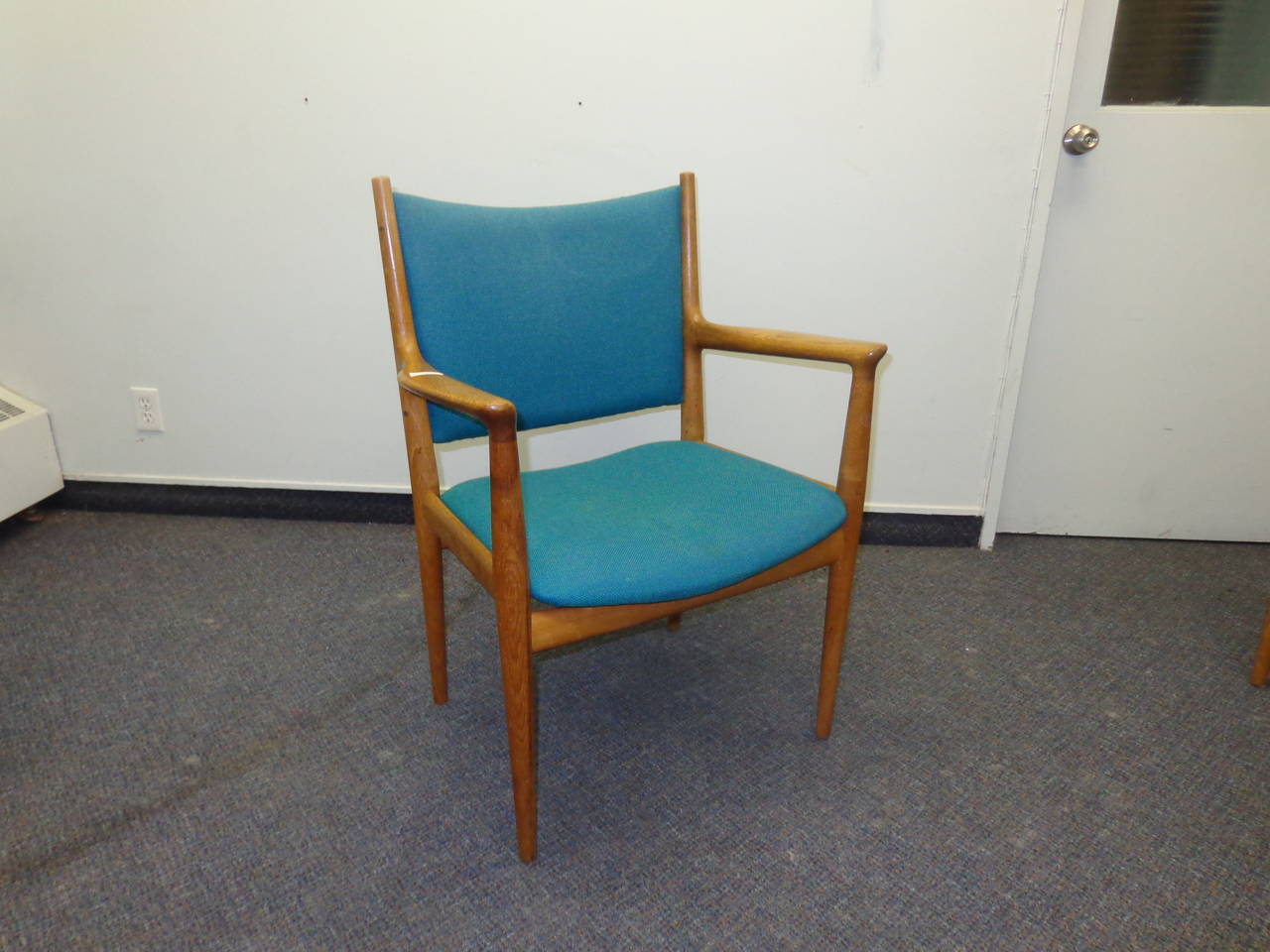 Hans J Wegner, Pair of FH-513 Armchairs In Excellent Condition In Ottawa, ON