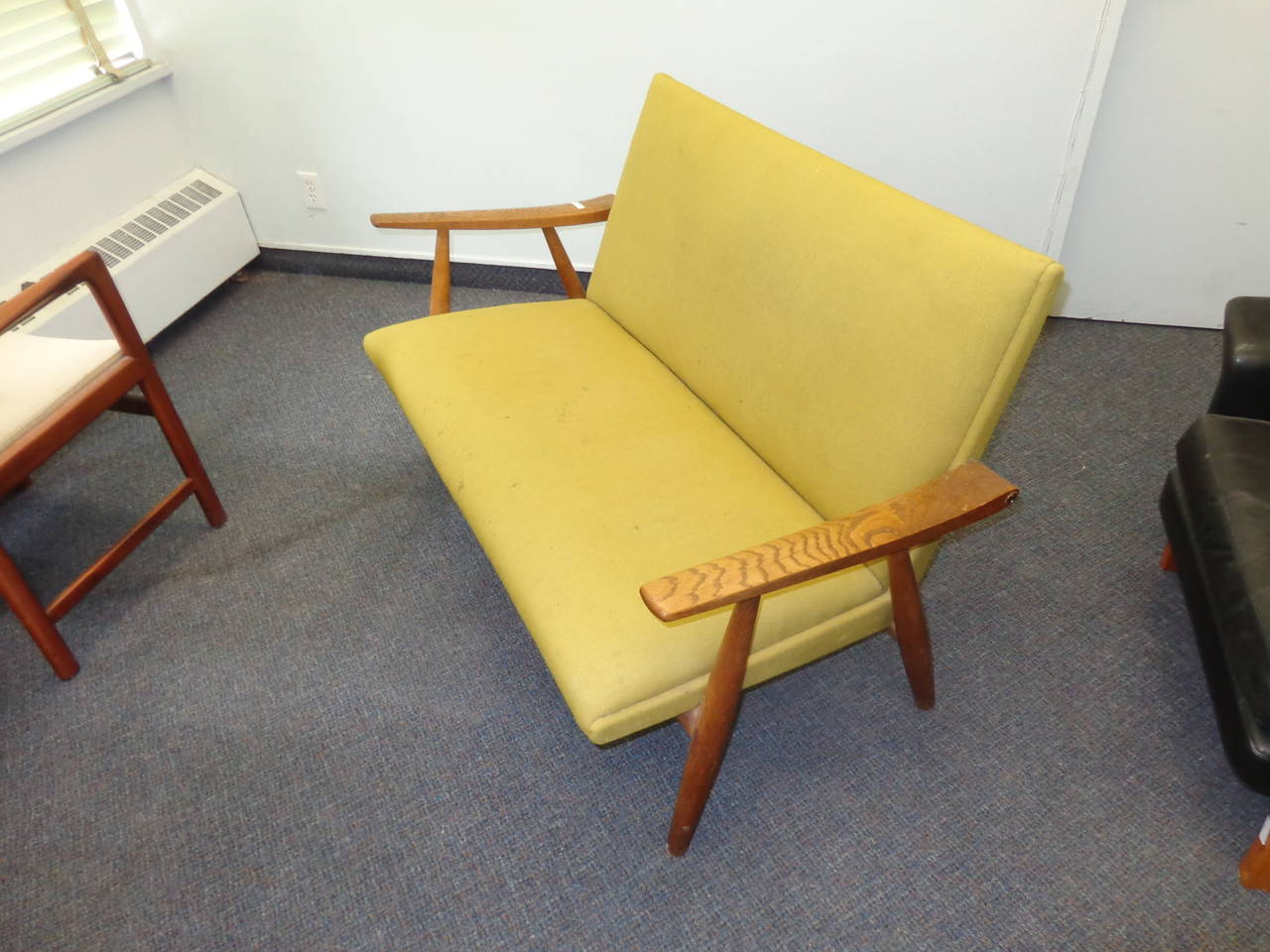Hans Wegner two-seat sofa, oak frame, moulded armrests with brass details. Original woolen fabric upholstery. Produced by GETAMA, model GE-260/2.