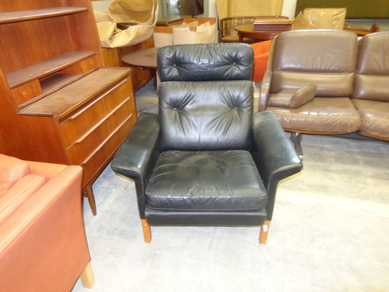 Hans Olsen lounge chair with original leather. Extremely comfortable.