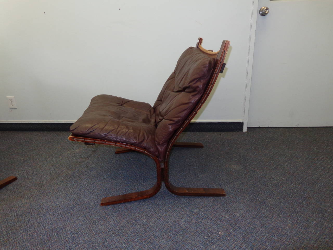 A pair of couples siesta chairs with loose leather cushions.
Rosewood frame.