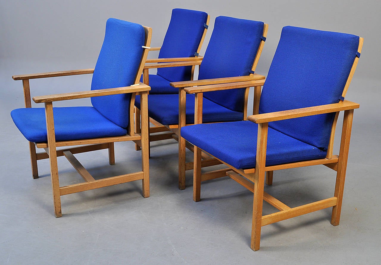 Børge Mogensen Oak Armchairs with Original Blue Wool Upholstery, Model 2257 In Excellent Condition For Sale In Ottawa, ON