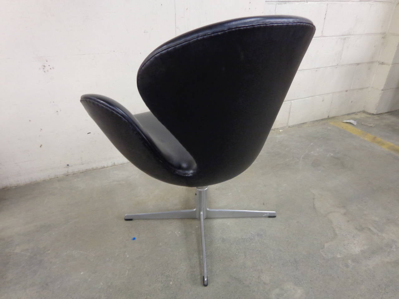 Mid-Century Modern Arne Jacobsen Swan Chair in Original Black Vinyl For Sale