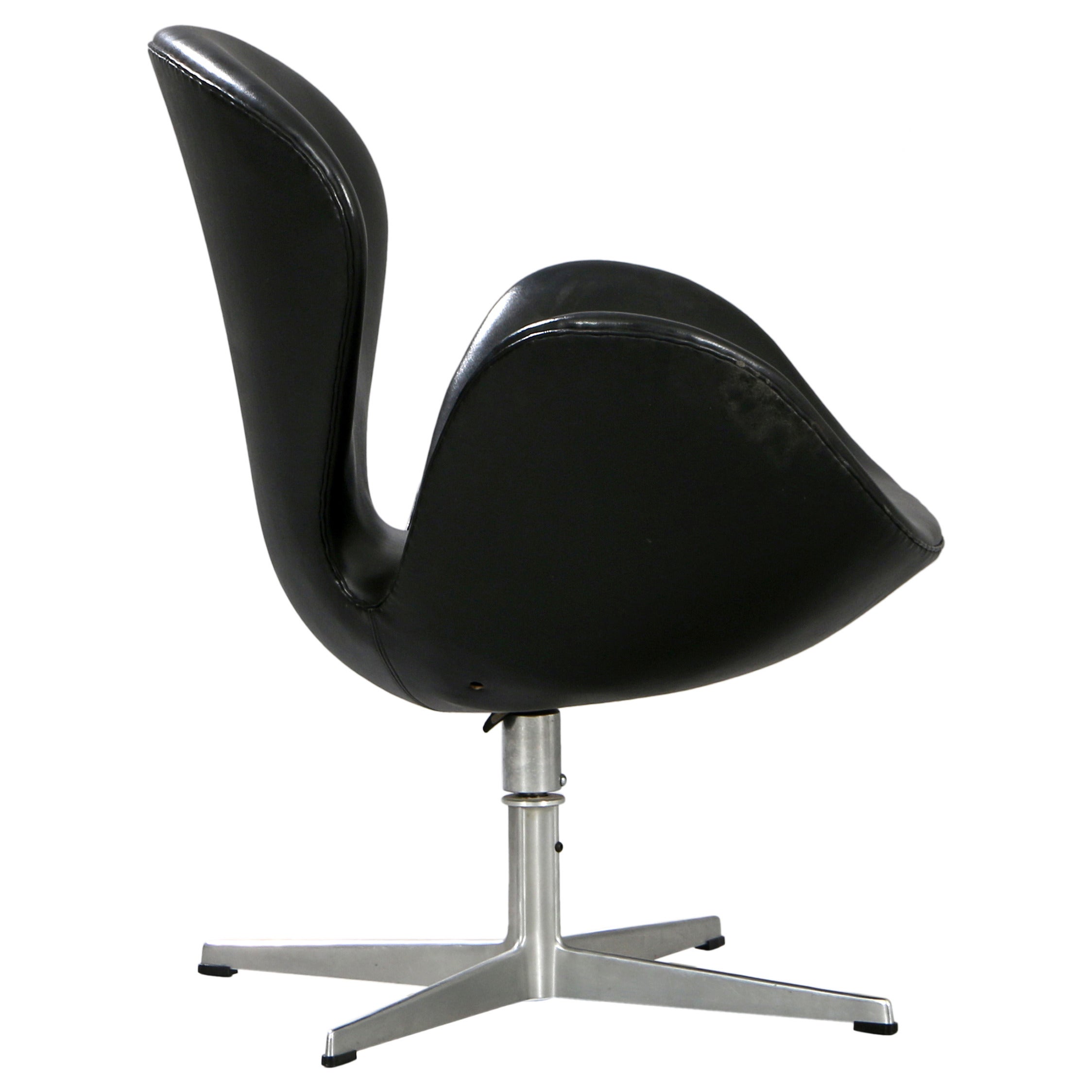 Arne Jacobsen Swan Chair in Original Black Vinyl For Sale