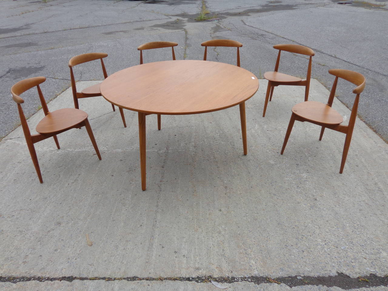 Hans J Wegner Heart chairs and matching table set In Excellent Condition In Ottawa, ON