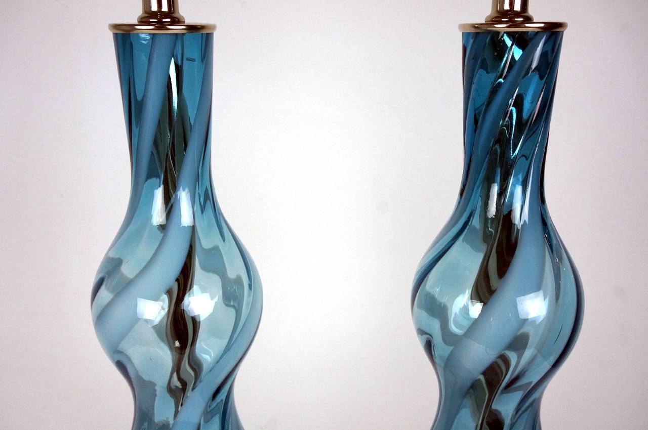Polished Pair of Midcentury Peacock-Blue and White Ribbon Lamps, Murano, 1960s