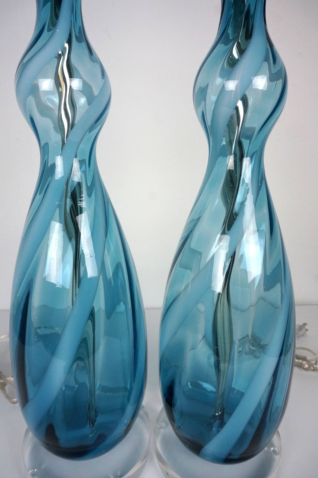 Pair of Midcentury Peacock-Blue and White Ribbon Lamps, Murano, 1960s In Excellent Condition In West Palm Beach, FL