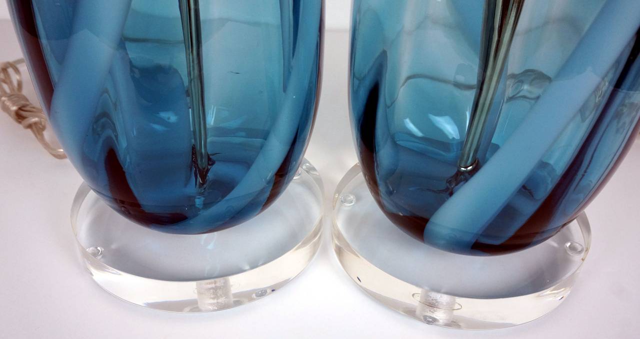20th Century Pair of Midcentury Peacock-Blue and White Ribbon Lamps, Murano, 1960s