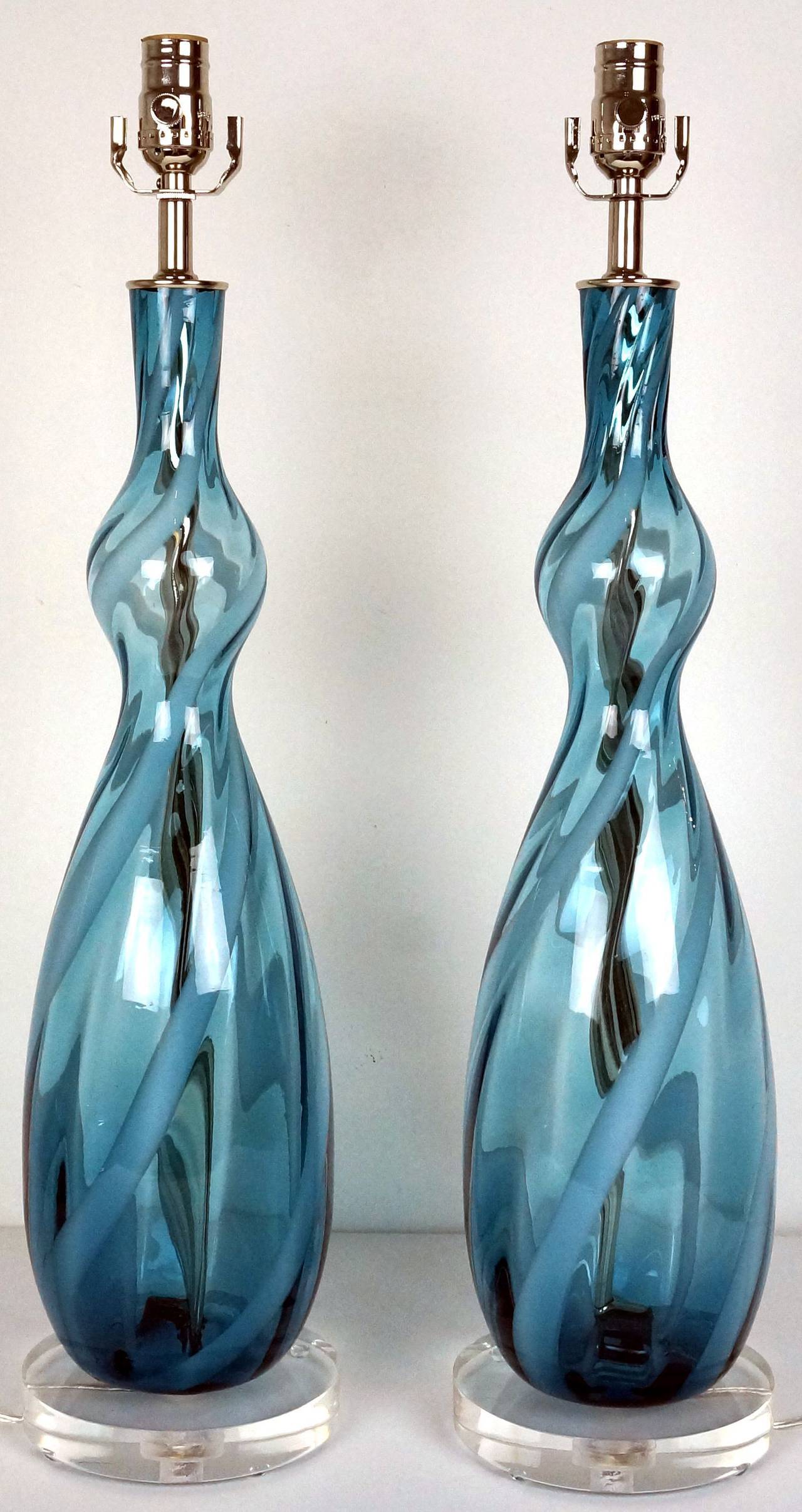 Pair of Midcentury Peacock-Blue and White Ribbon Lamps, Murano, 1960s 1