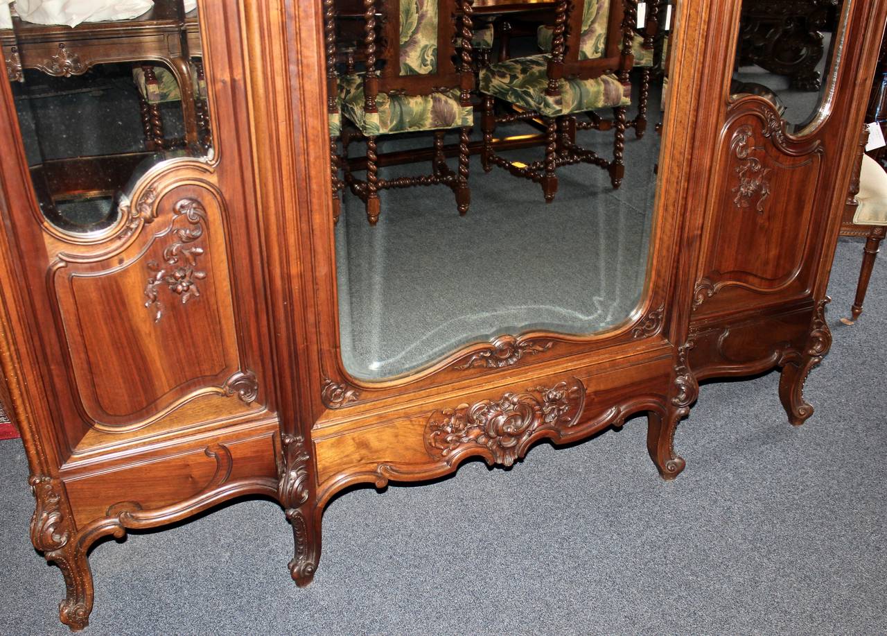 Louis XV French Mirrored Triple Door Armoire In Good Condition For Sale In Santa Ana, CA