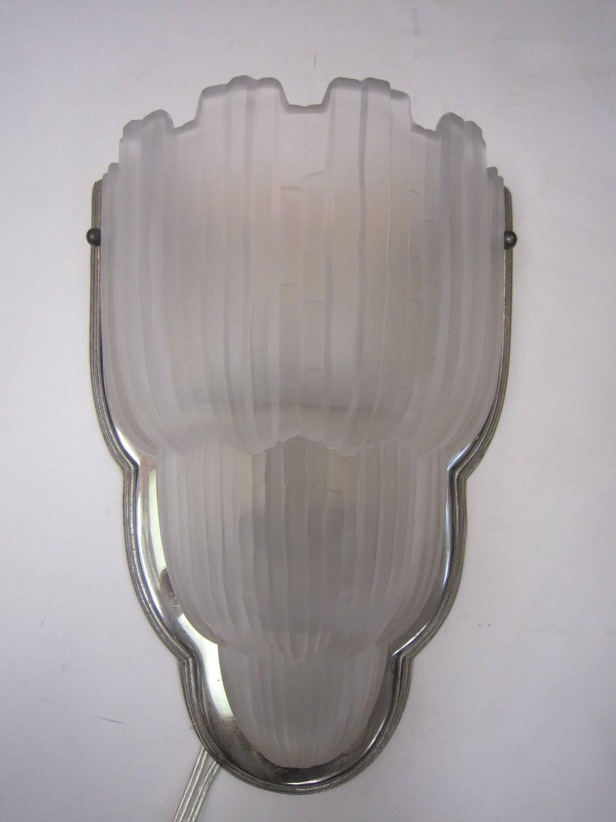 Single French Art Glass and Nickeled Bronze Sconce by Sabino In Good Condition In New York City, NY
