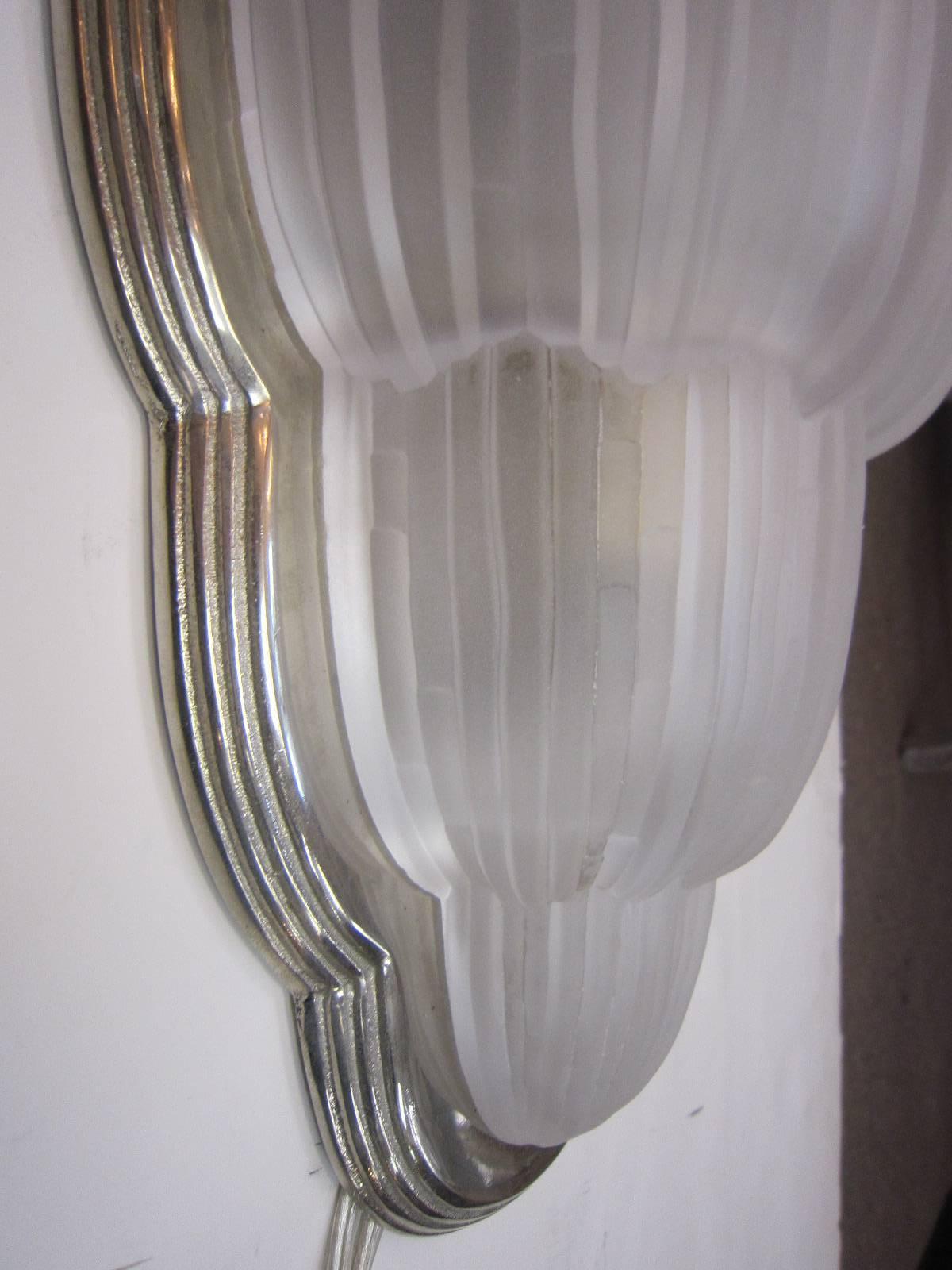 Single French Art Glass and Nickeled Bronze Sconce by Sabino 1