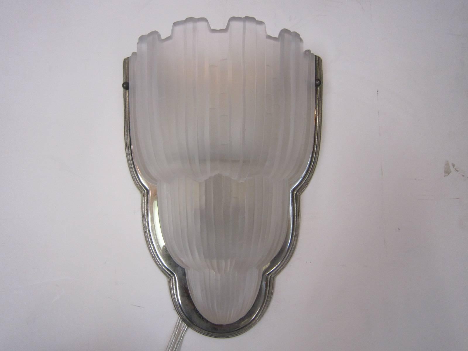 Single French Art Glass and Nickeled Bronze Sconce by Sabino 4