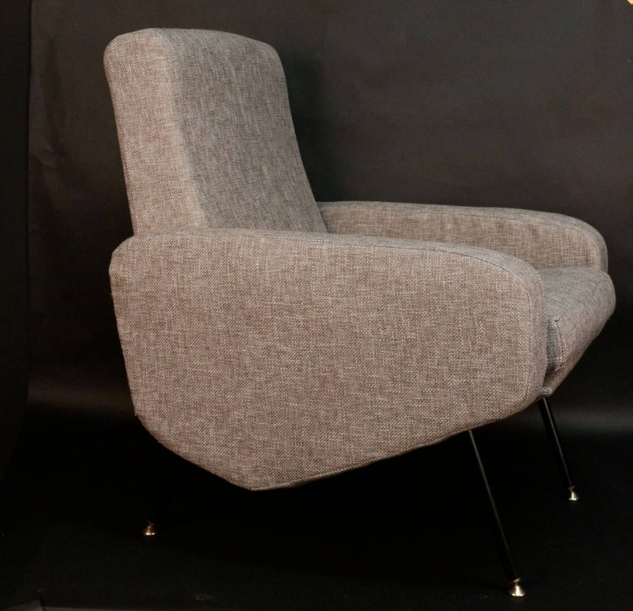 Pair of Pierre Guariche Troika model armchairs designed by Airborne in 1958.
These armchairs are covered with gray woolen fabric. They are mounted on four black lacquered metal legs ending in brass ball bear mounted hooves.
These armchairs have