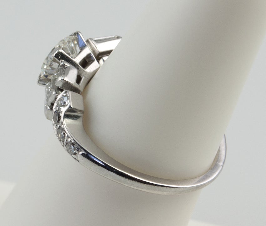 Art Deco 0.87 Carat Diamond and Platinum Engagement Ring For Sale 1