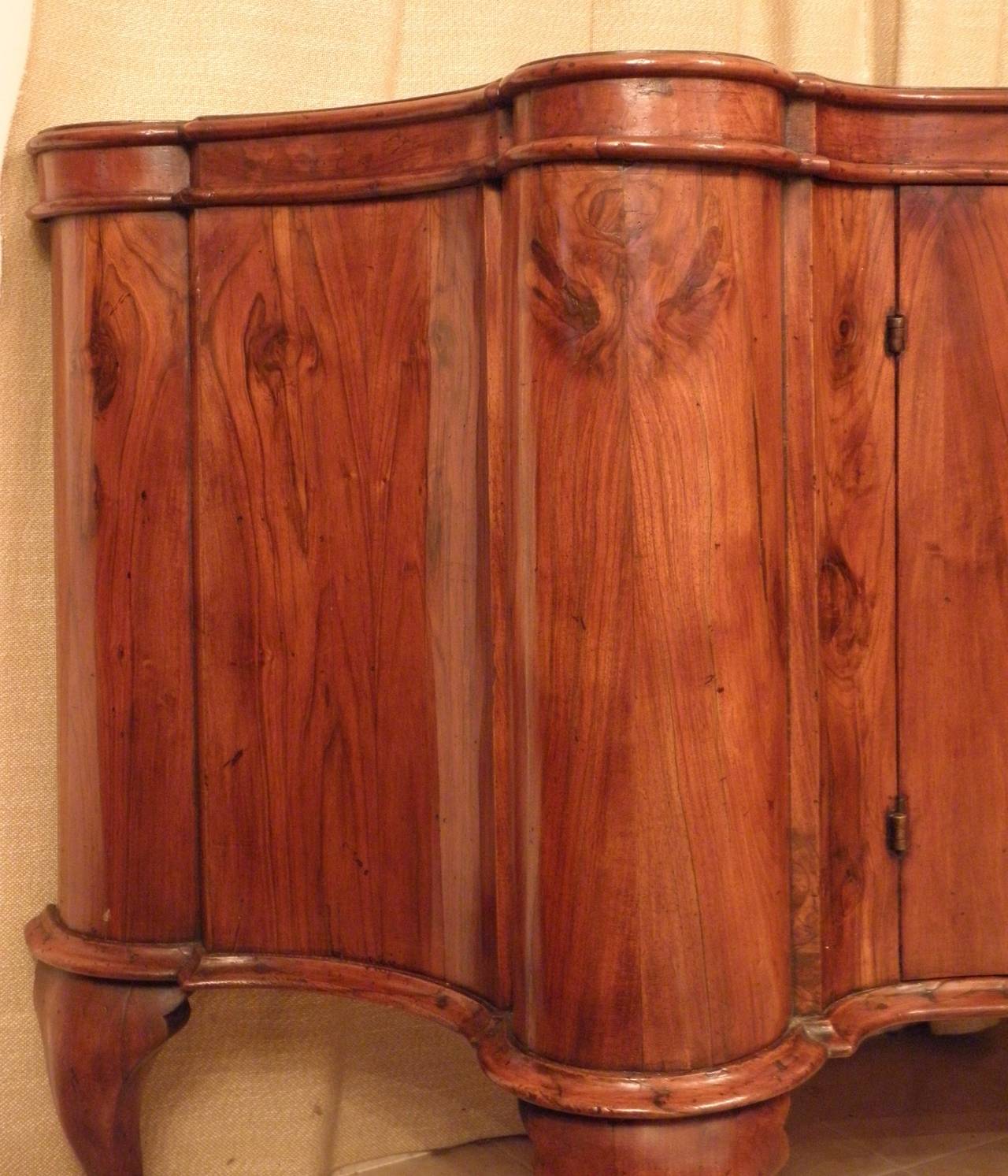 18th Century Italian Side Cabinet In Excellent Condition For Sale In Milan, IT