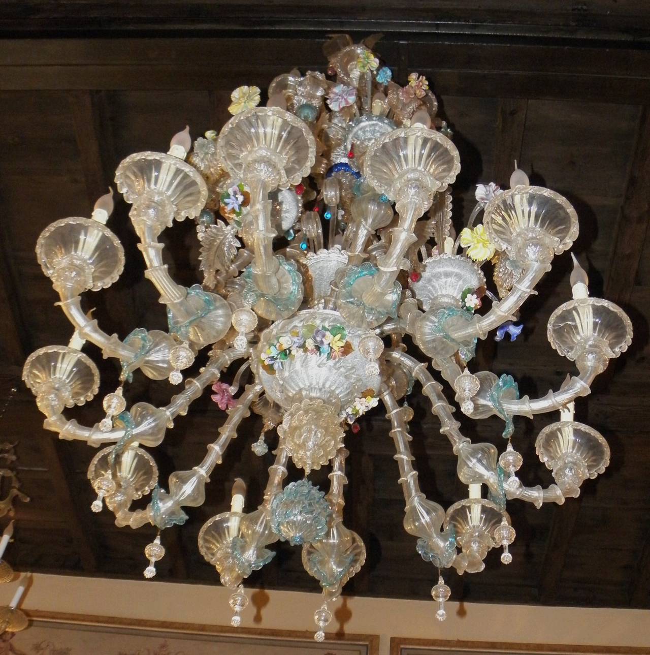 Important Murano glass second half of 19th century chandelier, 25 lights on four level, the lower level is 12 lights, it have all the pieces with nothing missing or broken, a unique work from master Italian craftsmen impossible to have nowadays, it